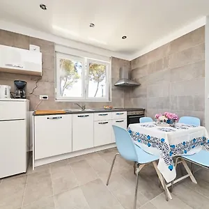 https://apartman-mirna-umag.in-istria.net